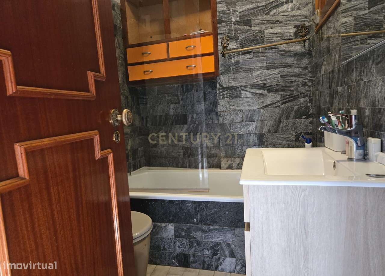 Moradia T4 pronta a habitar no centro de Alcains-13