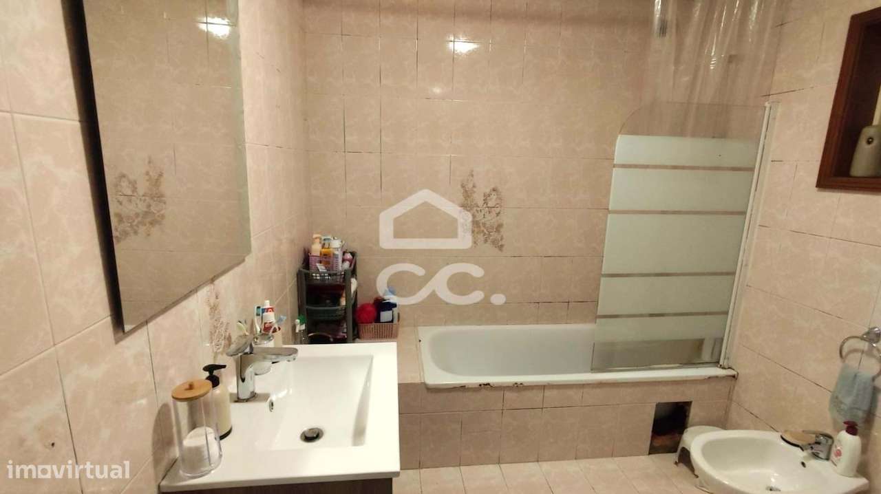 Moradia em Gaveto com Dupla Possibilidade: Habitação + Investimento em-13