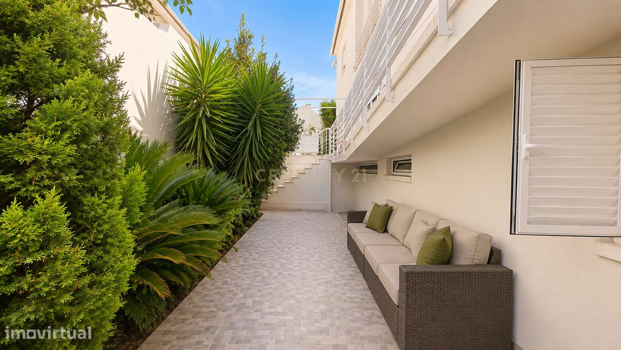 Moradia Isolada T5+1 com Piscina | 3 Suites | Garagem Box | Lote 585m2-20