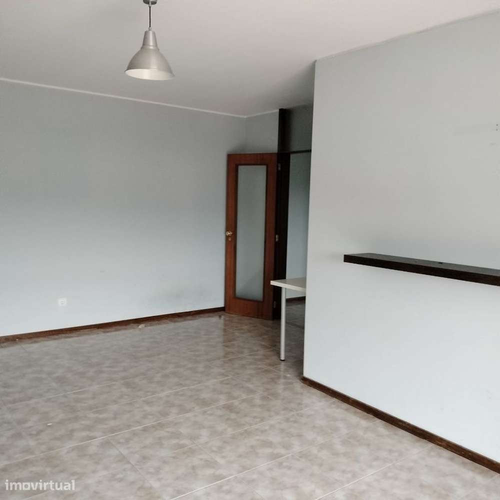 Apartamento T2 com lugar garagem e arrumo, remodelação incluída - Grande imagem: 3/11