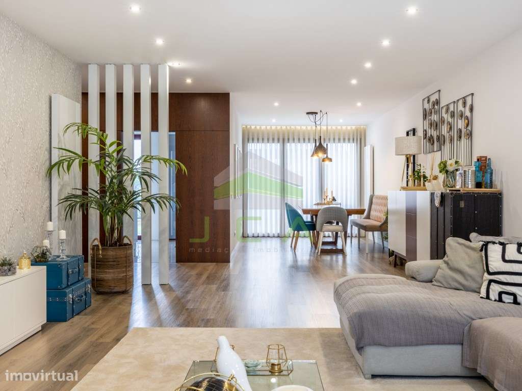 Apartamento T4 com terraço e piscina-8