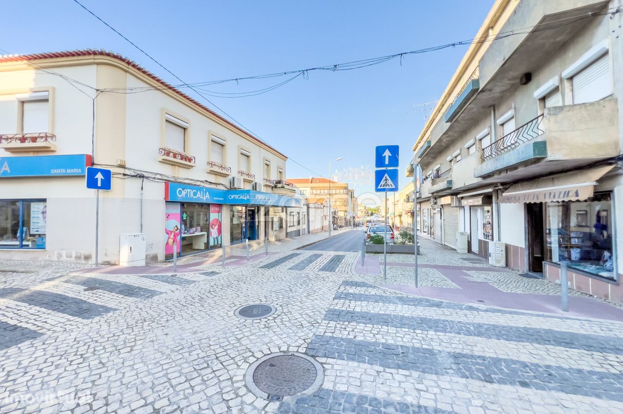 Loja para venda com 2 pisos e garagem no centro da Baixa da Banheira