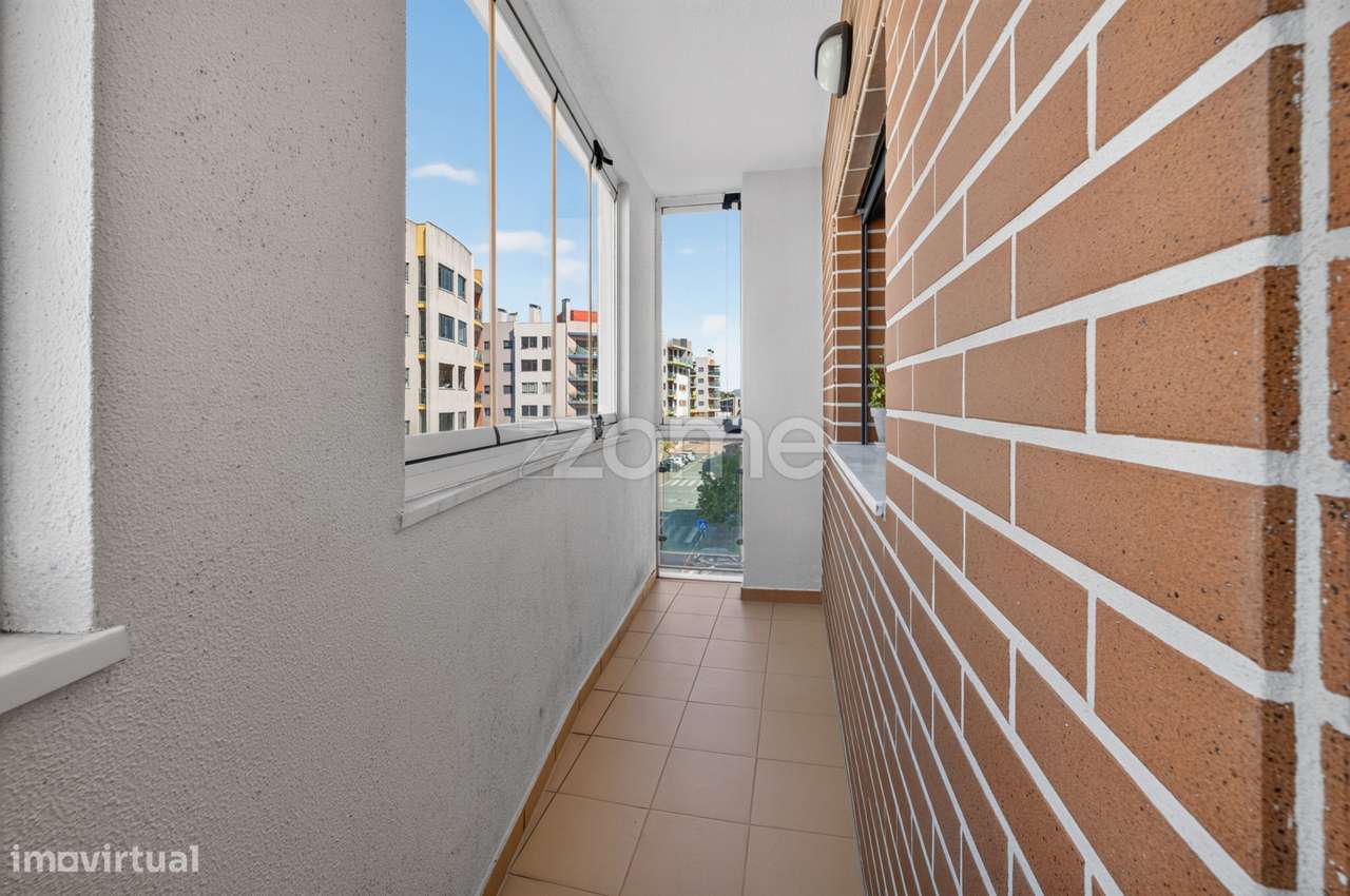 T2 de Excelência no Jardim da Amoreira com Box e Arrecadação-15