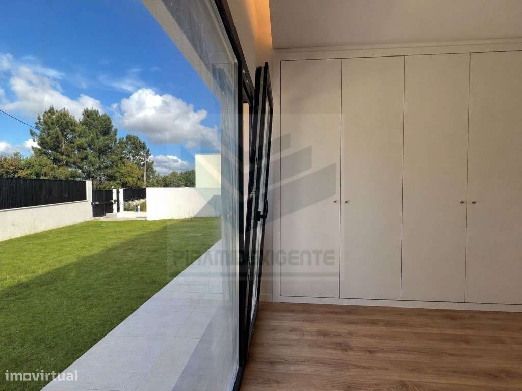Ampla Moradia T4 em Azeitão: 72m² Open Space, 3 Suítes-29