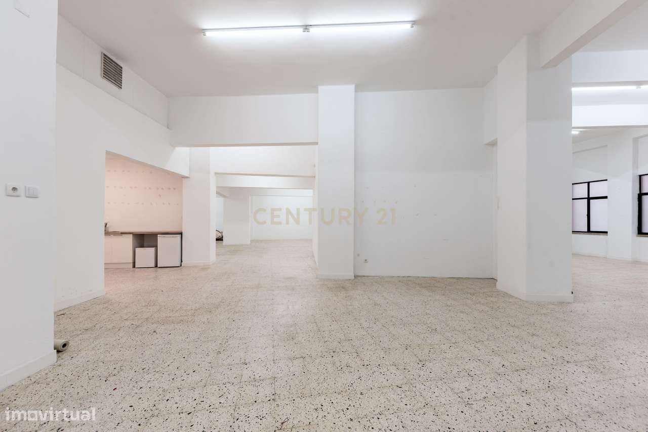 Armazém Amplo em Sacavém - Grande imagem: 4/22