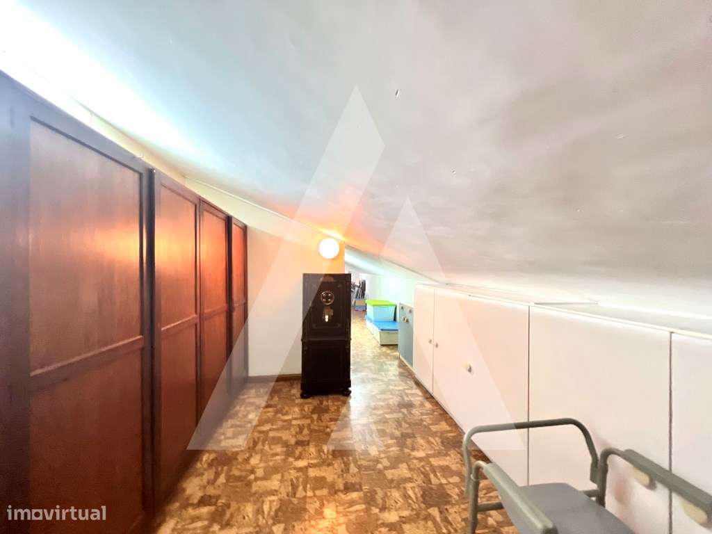 Apartamento T4 Duplex no centro de São João da Madeira-44