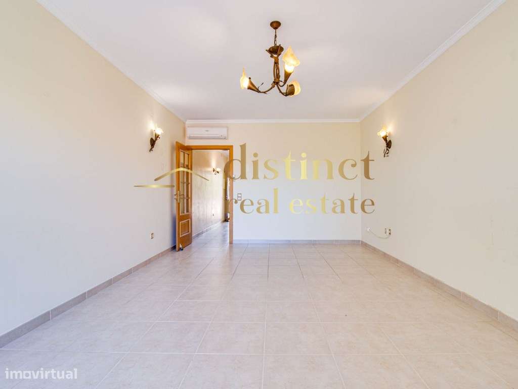 Moradia T2+1 Geminada com Garagem, Piscina, Terraço e BBQ-6