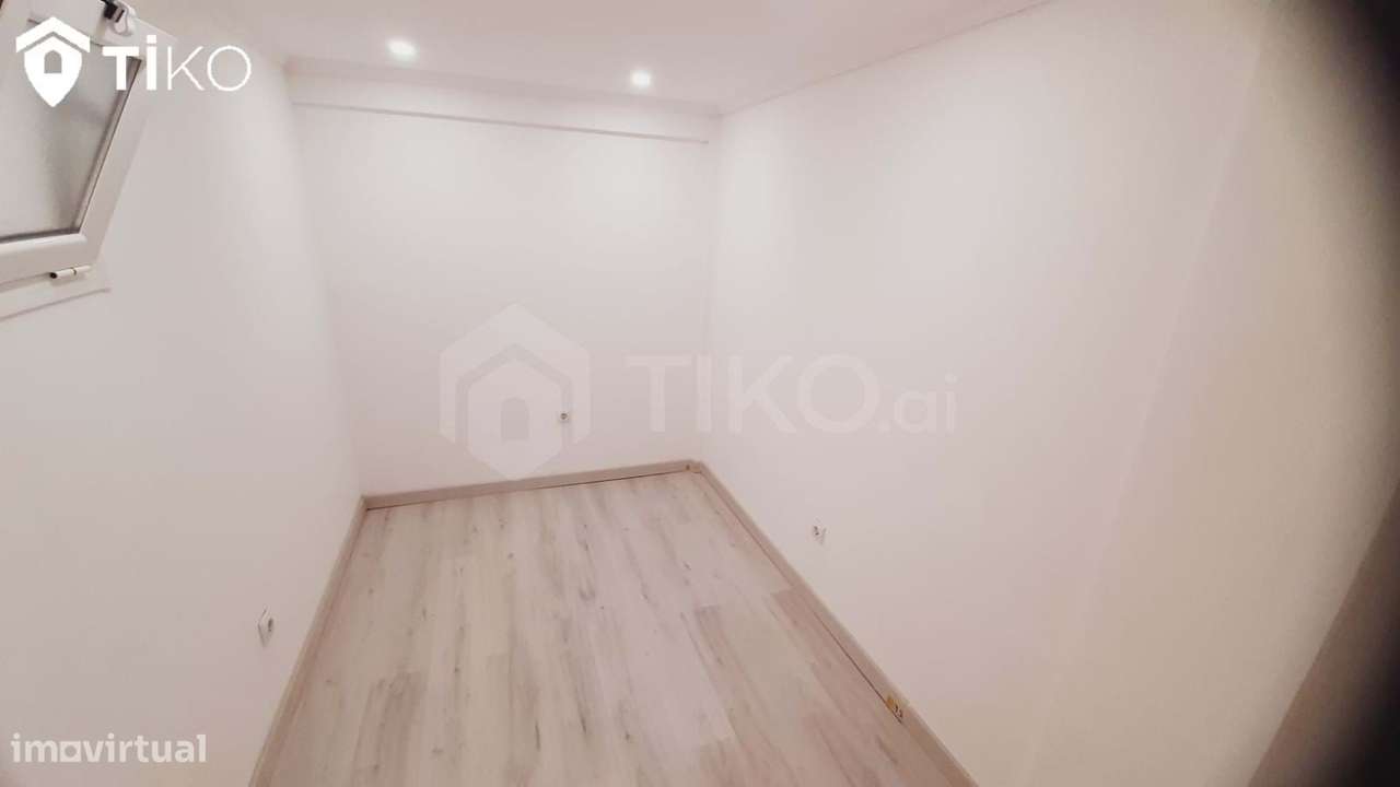 Loja Transformada em Apartamento  em Vale de Milhaços Corroios - Grande imagem: 4/20