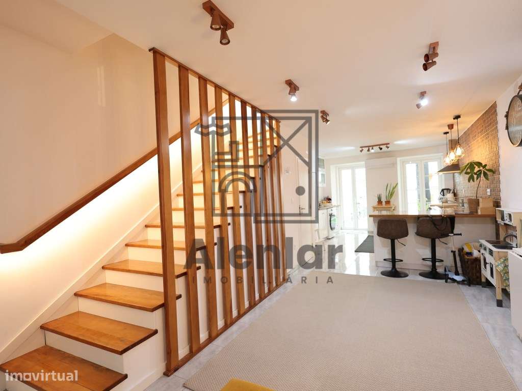 Moradia T3 como nova, no centro de Alhandra-13