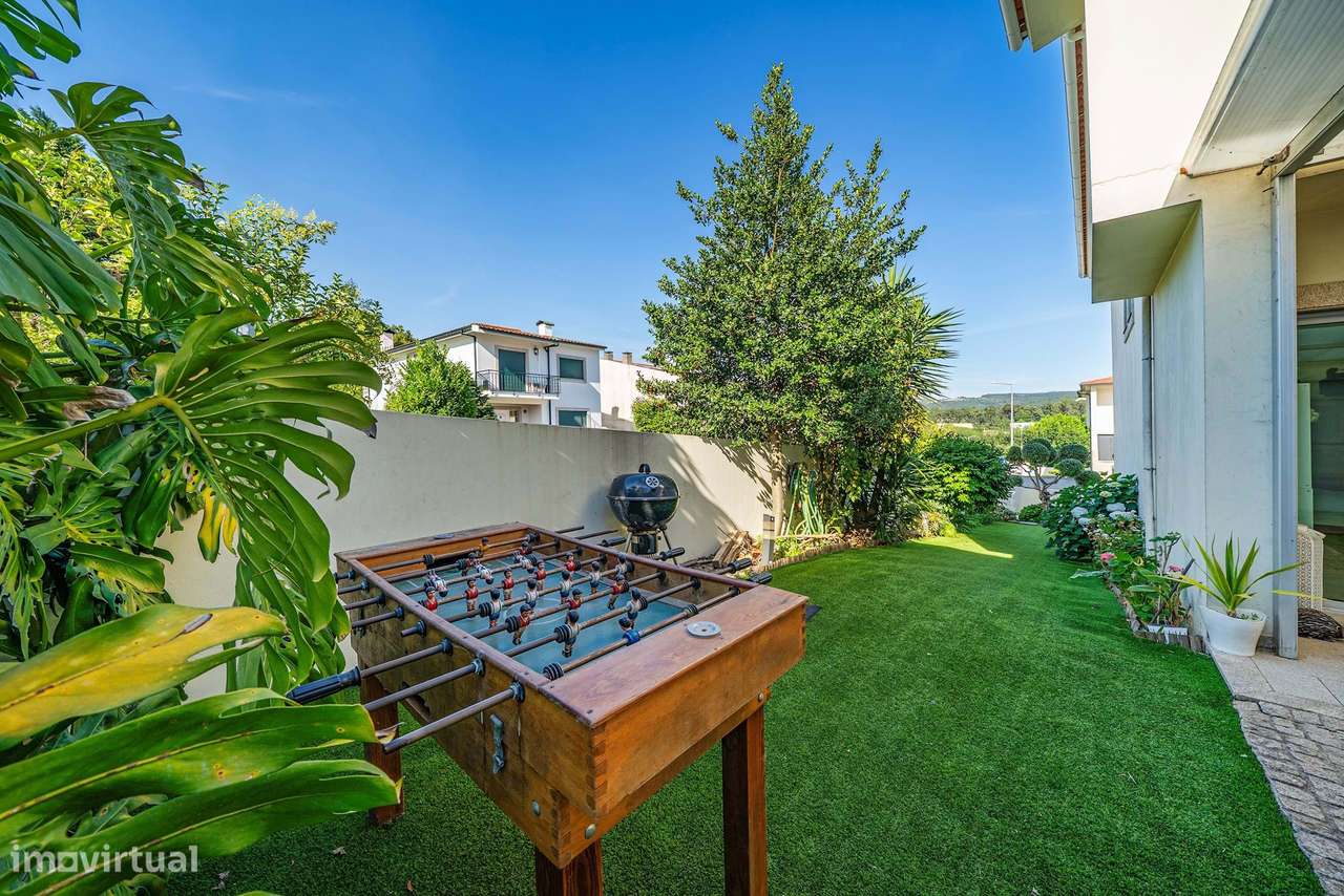 Moradia T4 de Gaveto em Palmeira, Braga-29