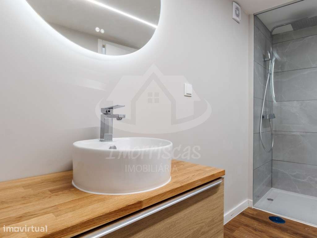 T3 Duplex Remodelado com Entrada Independente no Centro de Sacavém-40