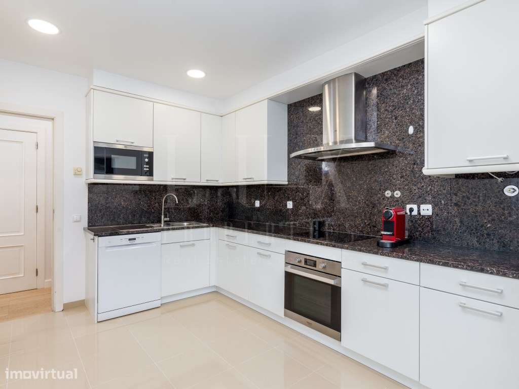 MORADIA T4 COM PISCINA E VISTA PARA O GOLF NO ESTORIL-17