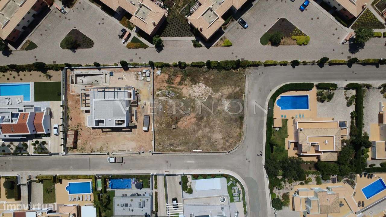Terreno Urbano com Projeto Aprovado para Moradia T4 com Piscina no Mat-9
