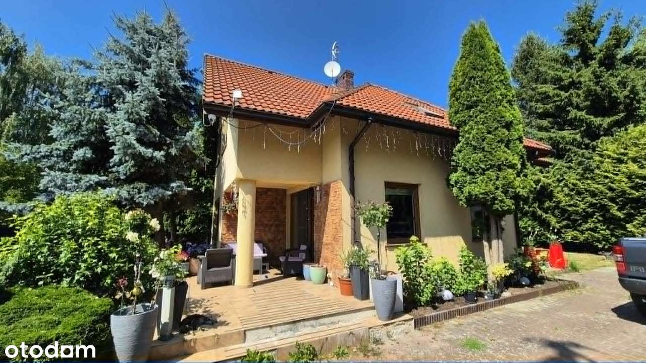 Wolnostojący dom z garażem w malowniczej okolicy