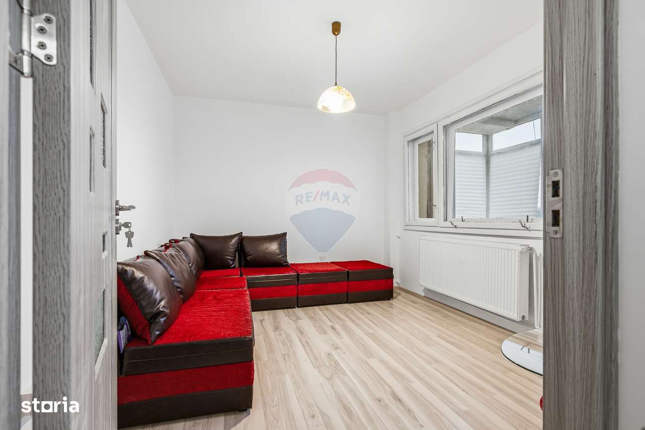 Apartament cu 3 camere de vânzare în zona Palat-11