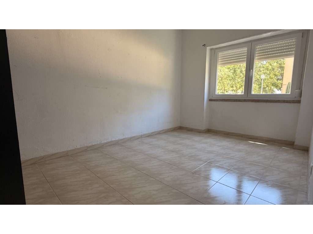 Apartamento T2 em Rio de Mouro com bom estado de conservação e exce...-17