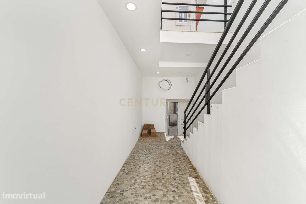 Prédio Totalmente Renovado com 2 apartamentos T1 e espaço exterior no-4