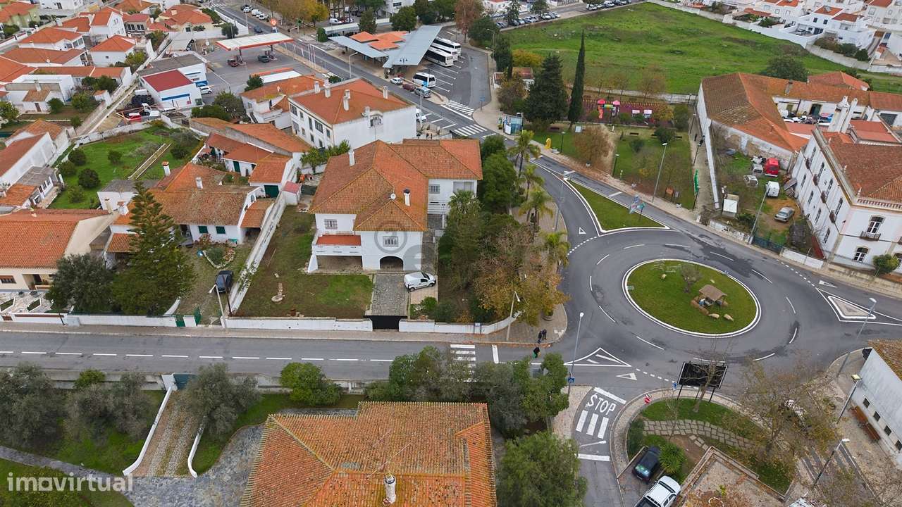 Moradia Senhorial com 16 divisões com Arrumos e Jardim, centro-12