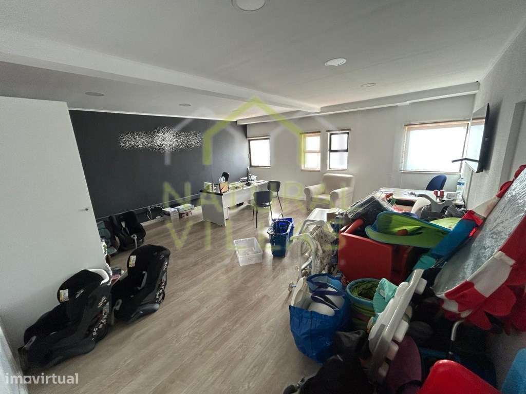 Gabinete nas proximidades do Aeroporto de Faro - Grande imagem: 1/2