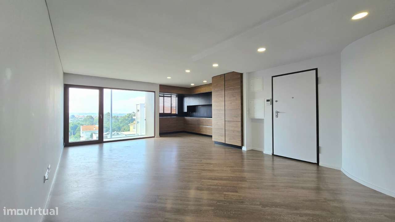 T2 semi-novo c/ varanda e box fechada - Baguim do Monte-3