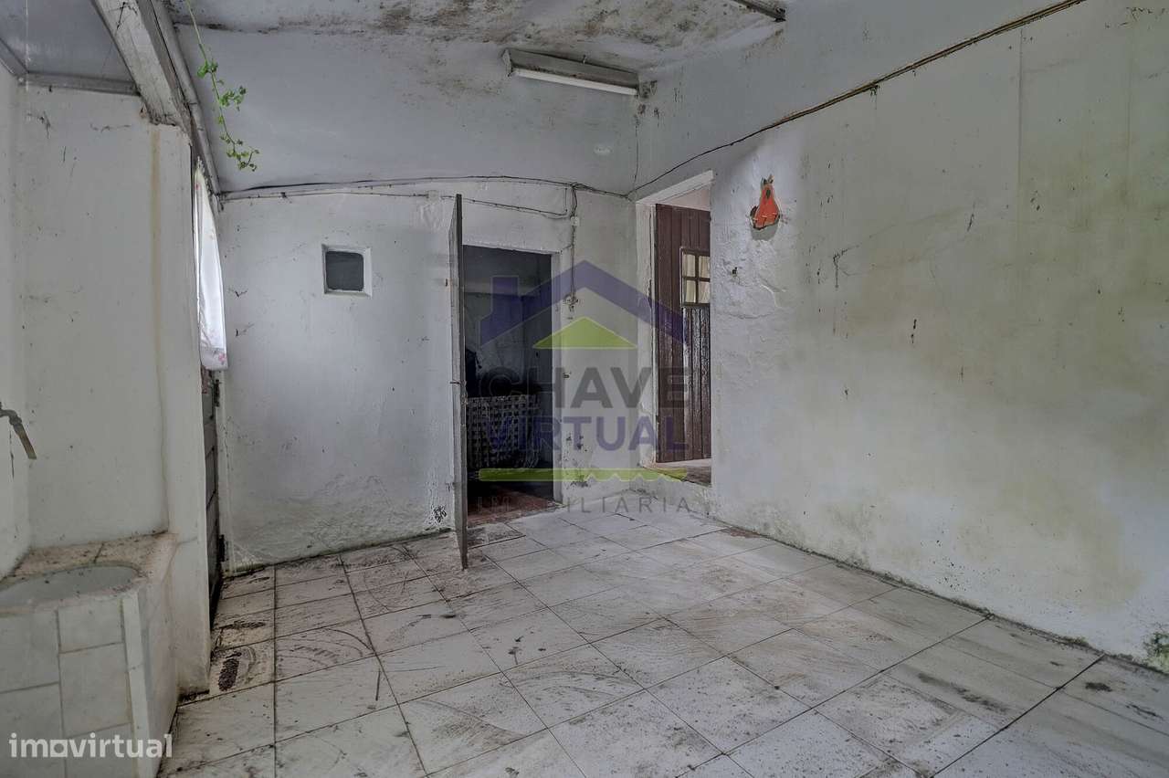 Moradia V2 com Terreno e Anexos - Bombarral - Delgada-11