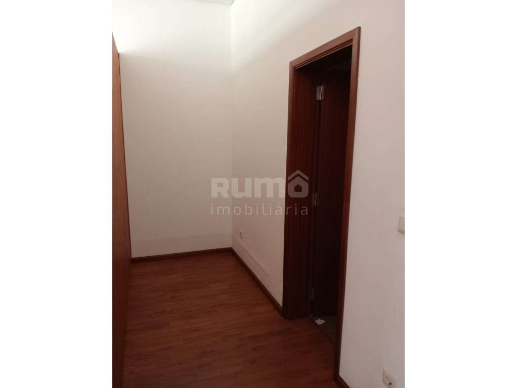 Escritório para Serviços com Potencial de Conversão em Apartamento ...-8