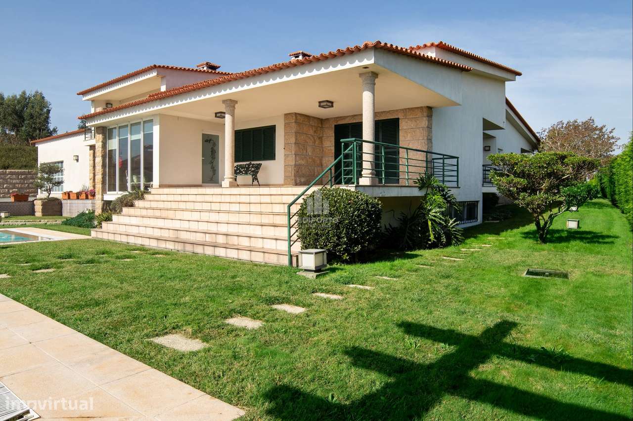 Moradia T6 Exclusiva com terreno de cerca 4.000 m² e Piscina Privada e-6