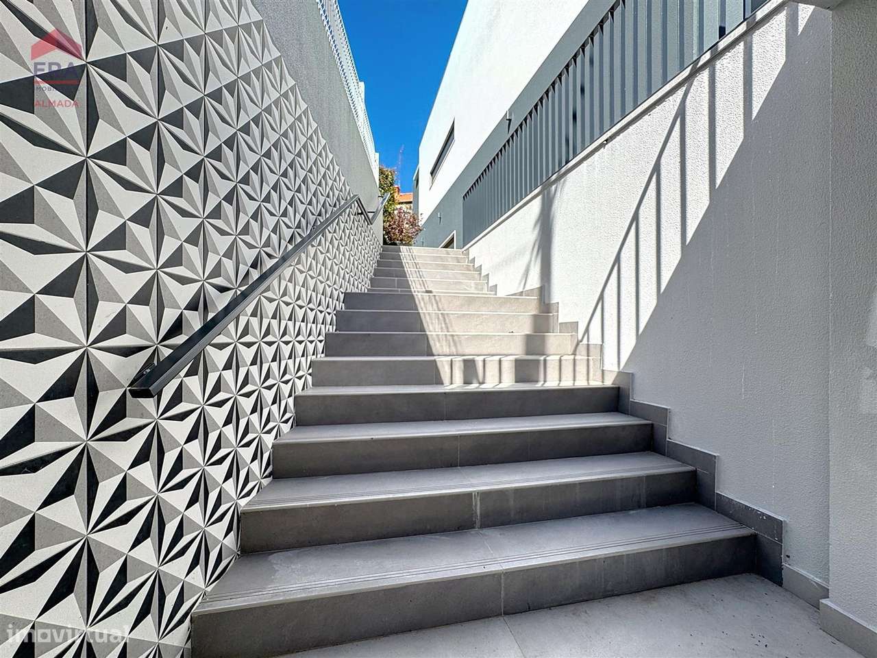 Nova Moradia em Almada , 5 suites, garagem e jardim-36