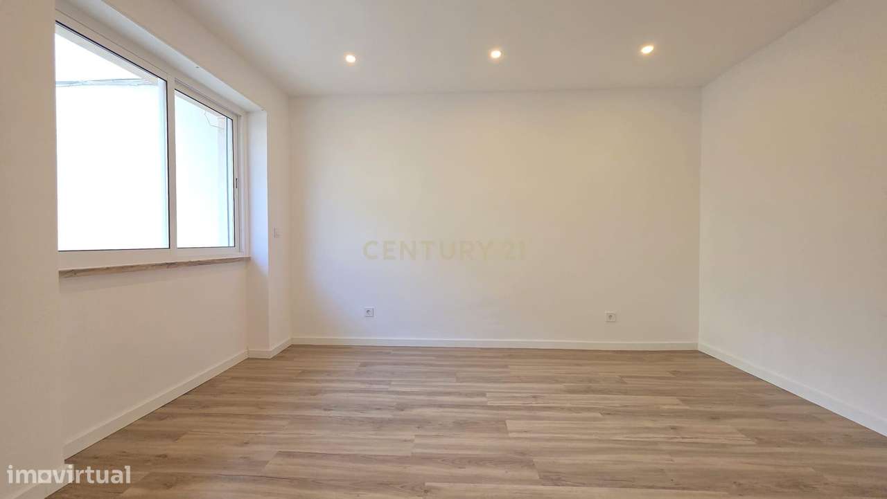 T2 Totalmente Remodelado com Terraço em Algueirão-Mem Martins-5