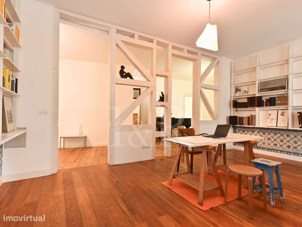 Apartamento T3 renovado no centro histórico de Lisboa-13
