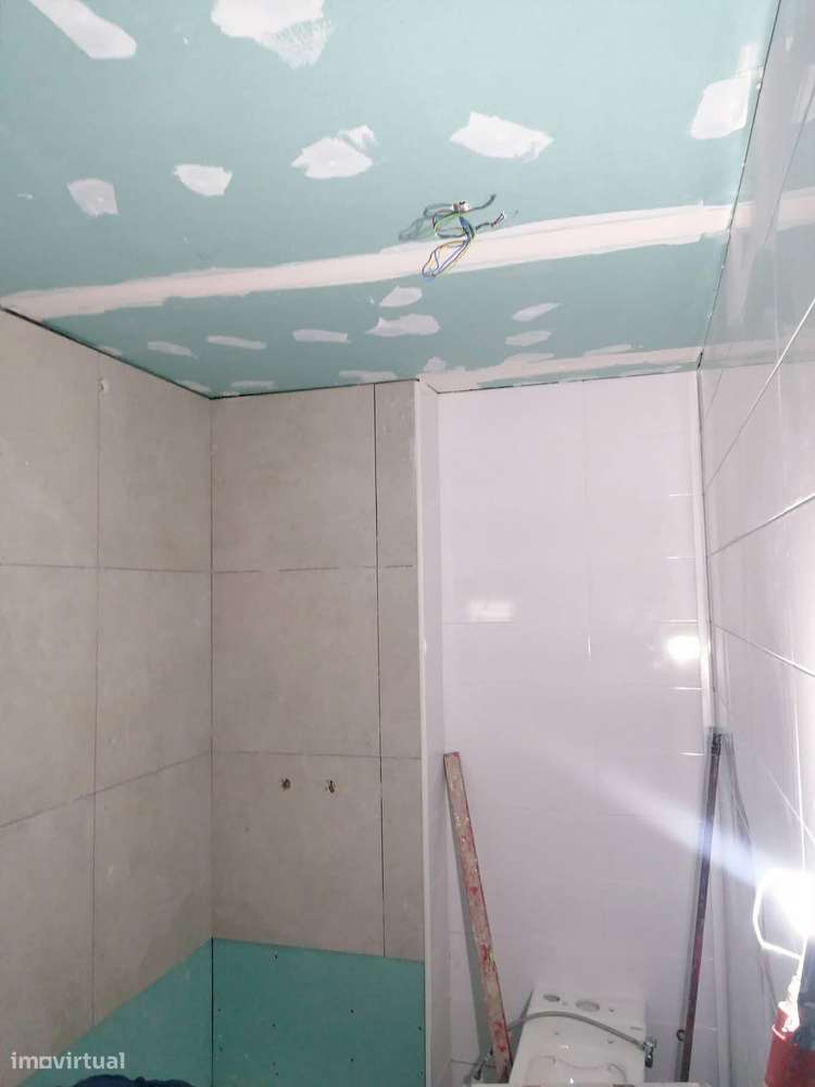 Vende-se Moradia T2 renovada junto a Cernache.-9