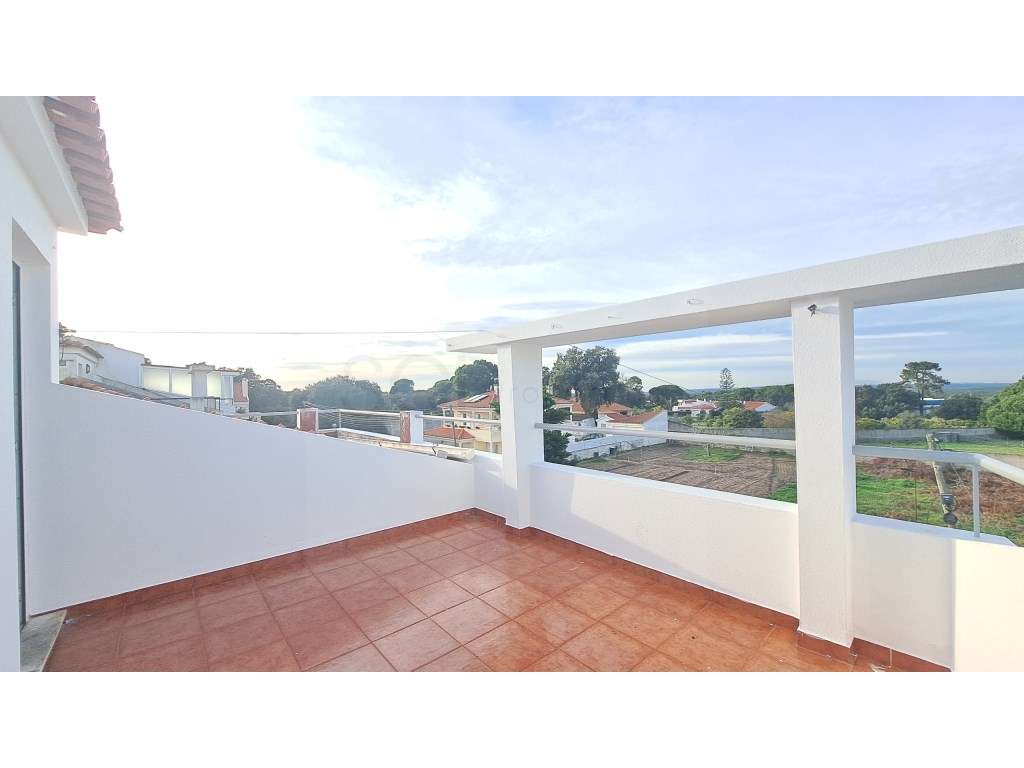 Moradia T3 +1 independente com garagem e piscina em Sesimbra-30