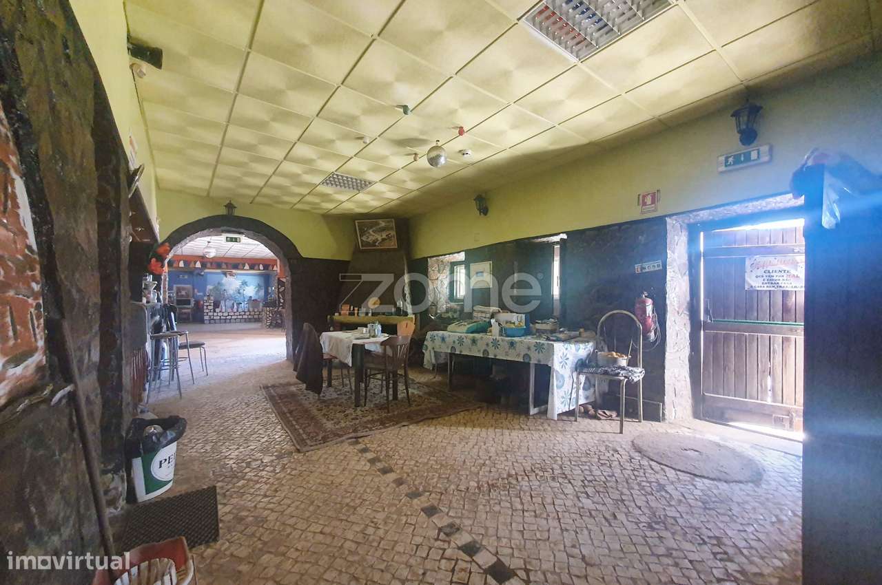 Moradia isolada com 10 assoalhadas e mais de 11000 m2 - Grande imagem: 3/28