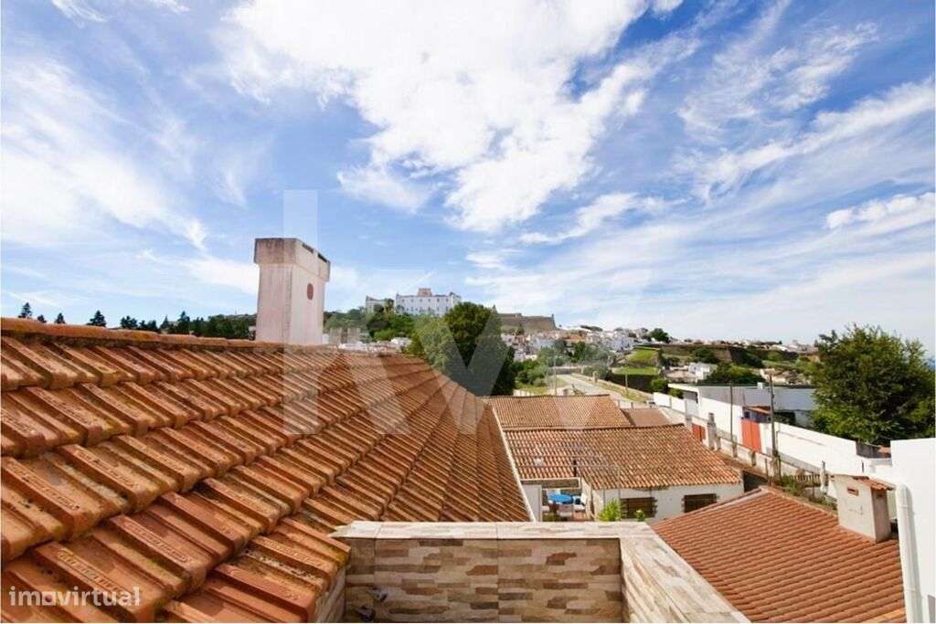 Moradia no centro de Estremoz com terraço e logradouro. Excelente opor - Grande imagem: 3/50