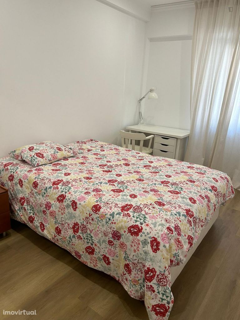 686587 - Quarto com cama de casal em apartamento com 3 quartos