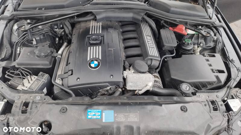 BMW Seria 5 523i Touring - 10