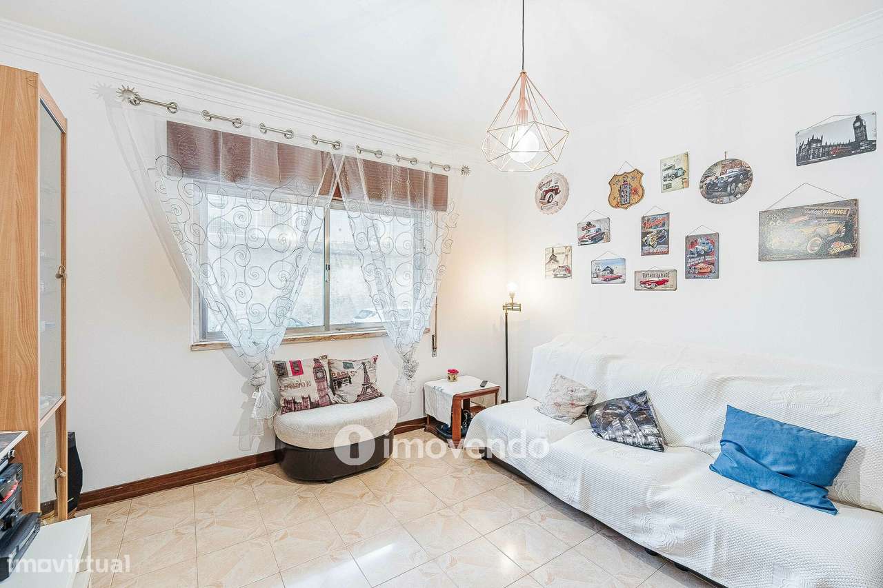 Apartamento T2 com arrecadação, em Agualva-2