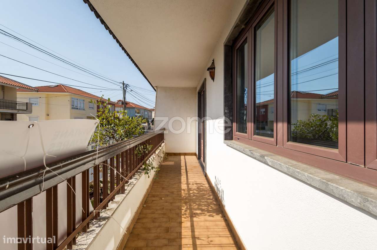 Moradia T4 (espaçosa) em Casais de Mem Martins-15