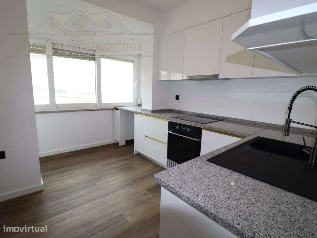 Apartamento T2 RENOVADO em Santa Cruz-29