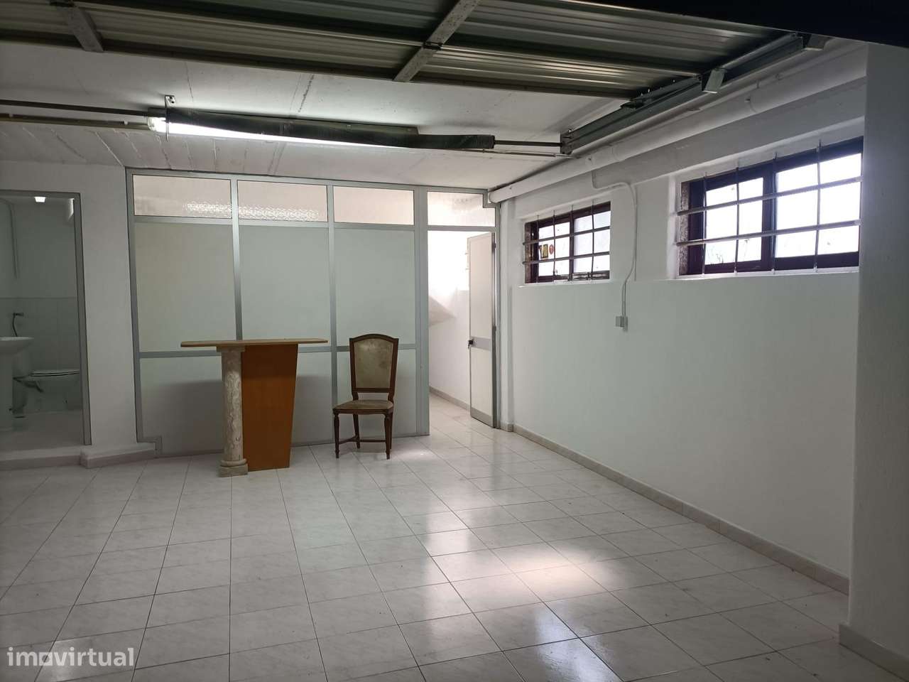 Garagem Box / Armazém com WC e Luz Natural - Grande imagem: 5/13