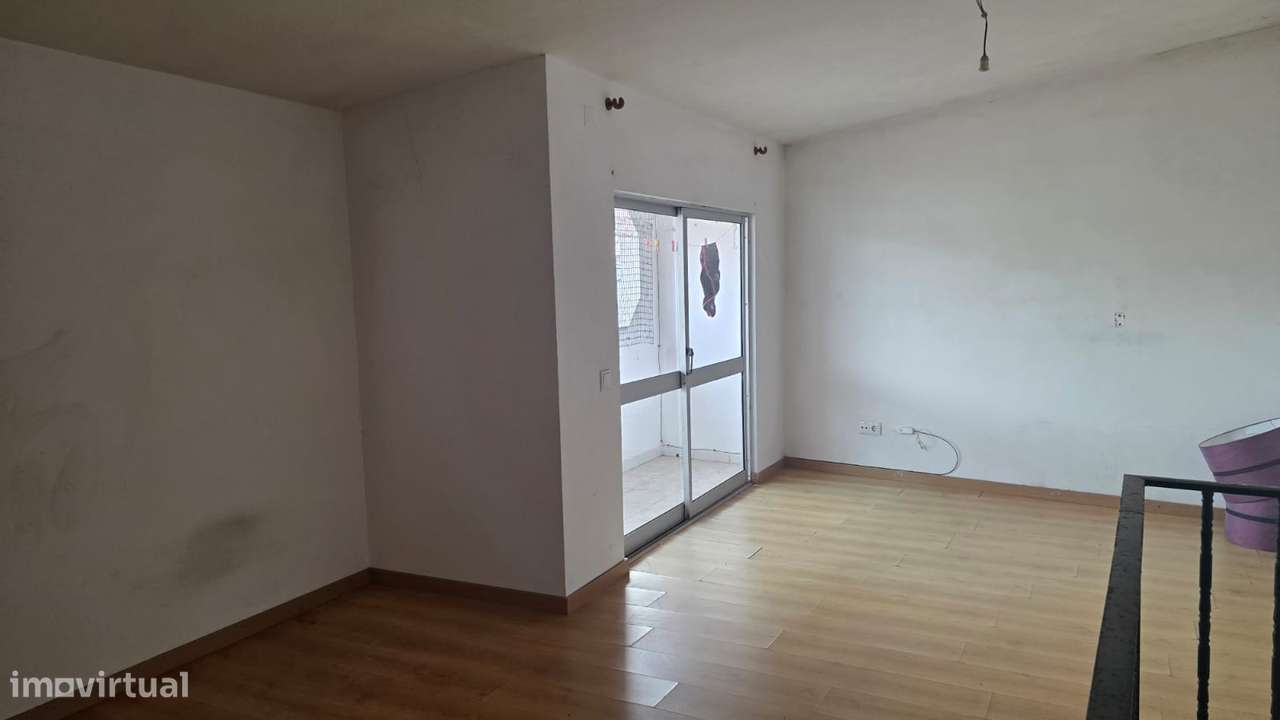 Moradia térrea T4, habitável, sem licença - M. Grande-15