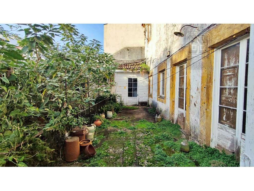 AMPLO EDIFÍCIO - MORADIA com QUINTAL no centro histórico Ponta Delg... - Grande imagem: 5/49