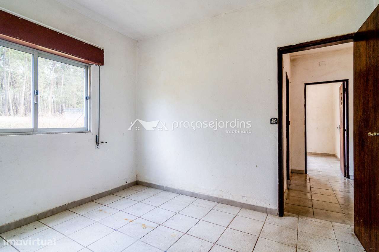 Moradia isolada térrea com anexos e terreno-8