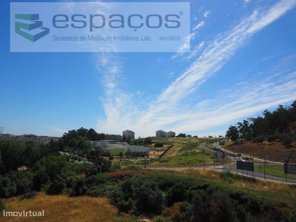 T3 com Terraço amplo e orientação solar a sul e vista desafogada.-7
