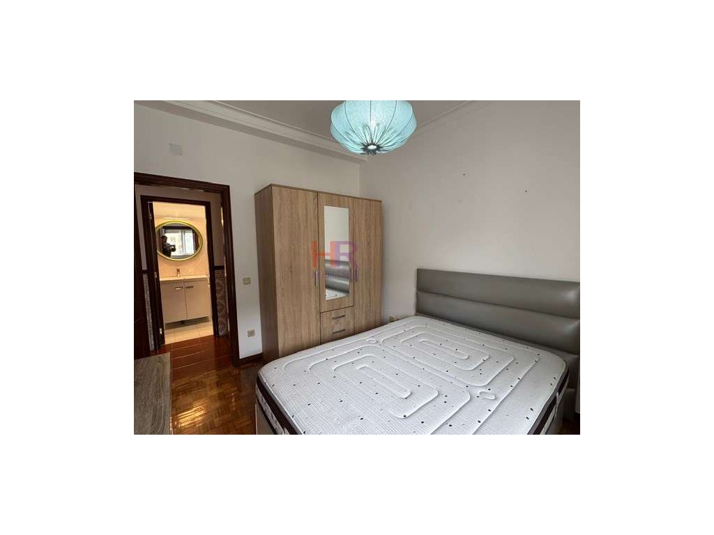 Vende-se T3 totalmente mobilado com três aparcamentos privativos.-16