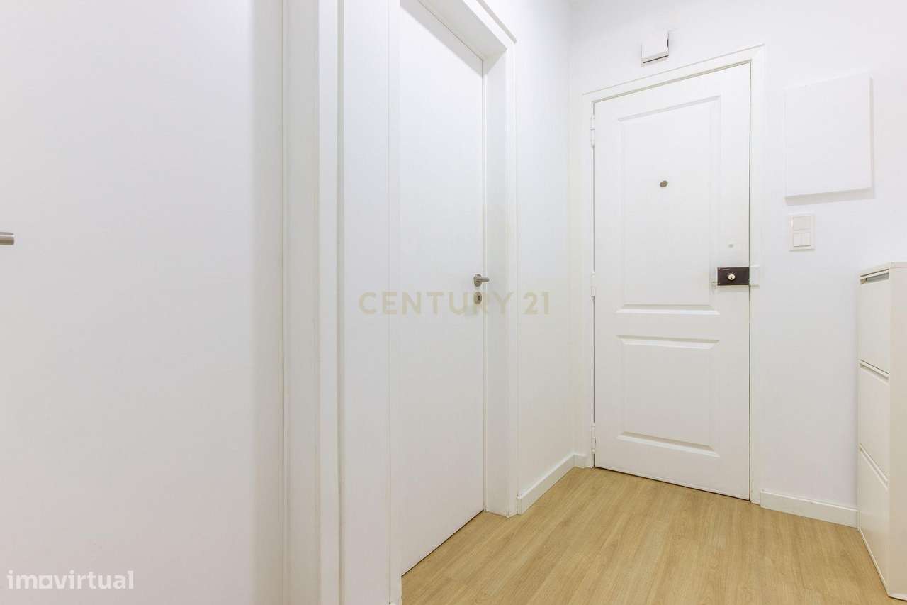 Apartamento renovado com logradouro de aproximadamente 30m2.-3