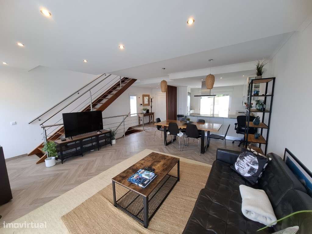 Moradia V2+1 em banda com vista frontal sobre o oceano e as icónica...-5