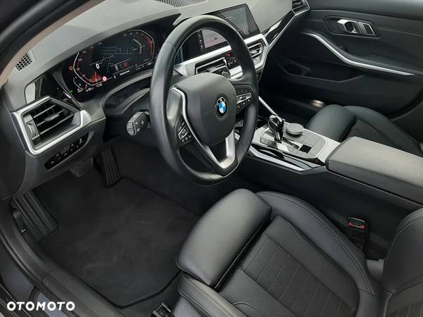 BMW Seria 3 330d xDrive mHEV - 20