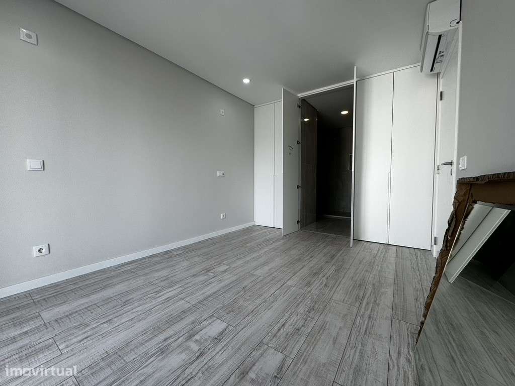 Moradia com 3 Suites, Garagem, Logradouro, Churrasqueira e Piscina-13