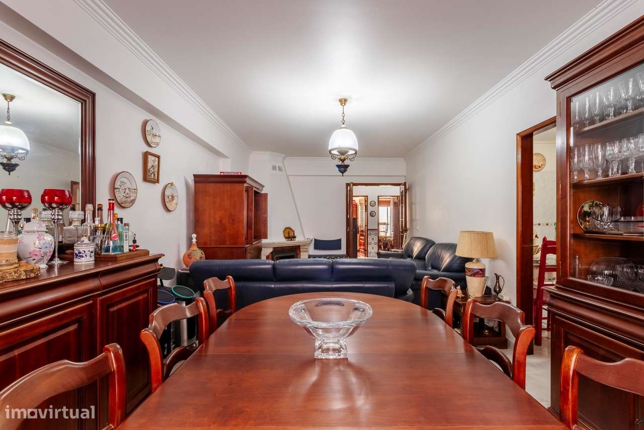 Apartamento T2 c/ 2 Lugares de Estacionamento e Terraço c/ 30m2 em Mem-24